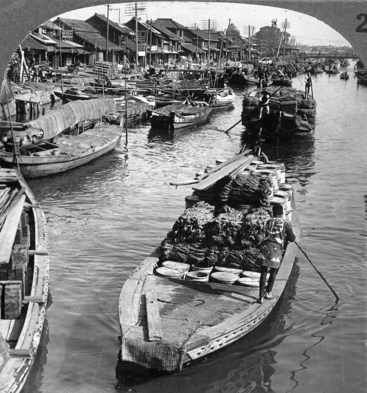 Um canal de carga ocupado em Tóquio, Japão, 1904. de Underwood and Underwood