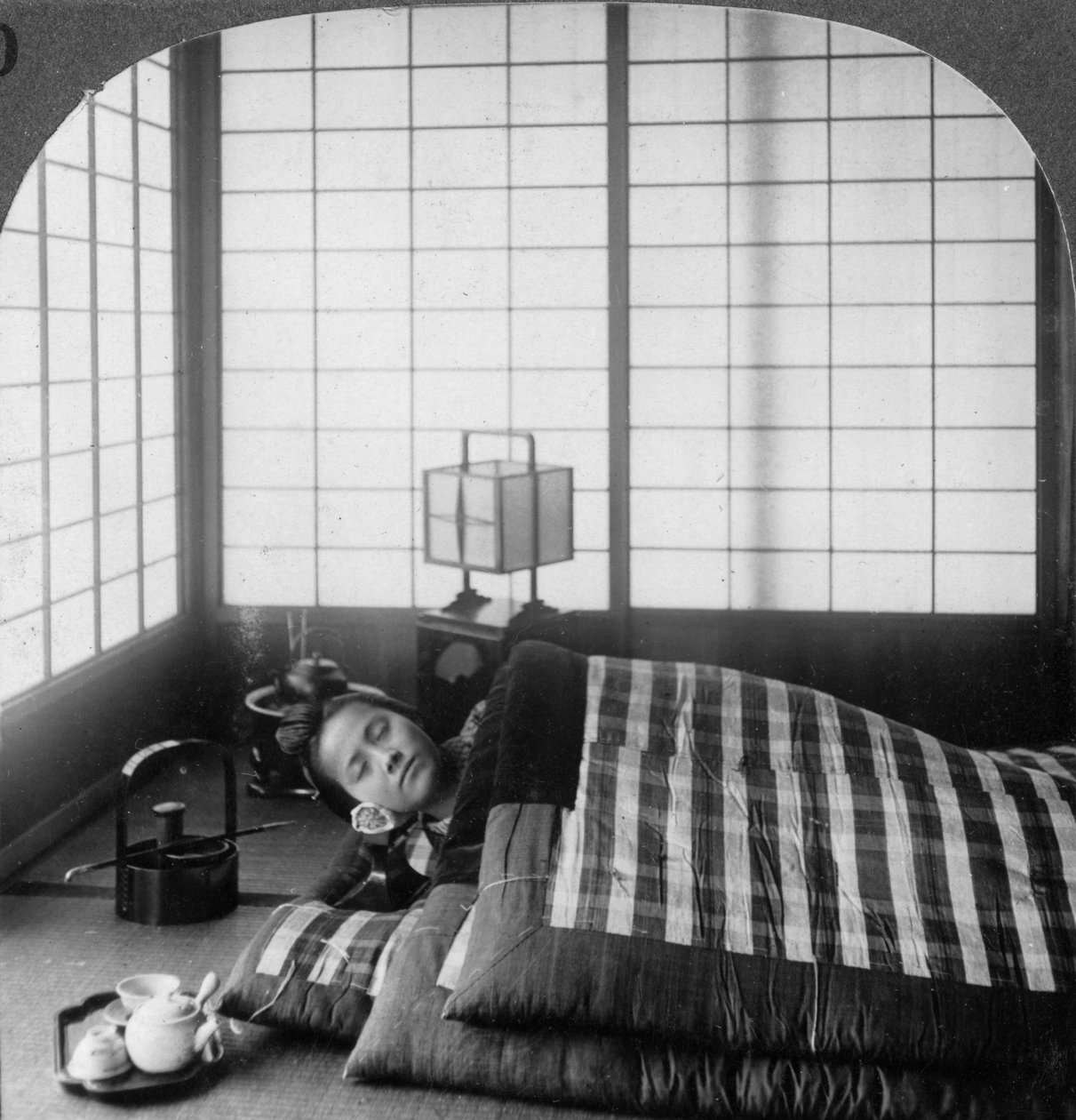 Uma gueixa dormindo em uma casa de chá, Hikone, Japão, 1904. de Underwood and Underwood