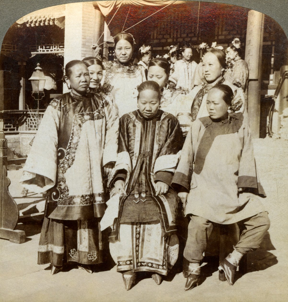 Um grupo de mulheres no pátio de uma rica casa chinesa, Pequim, China, 1902 de Underwood and Underwood
