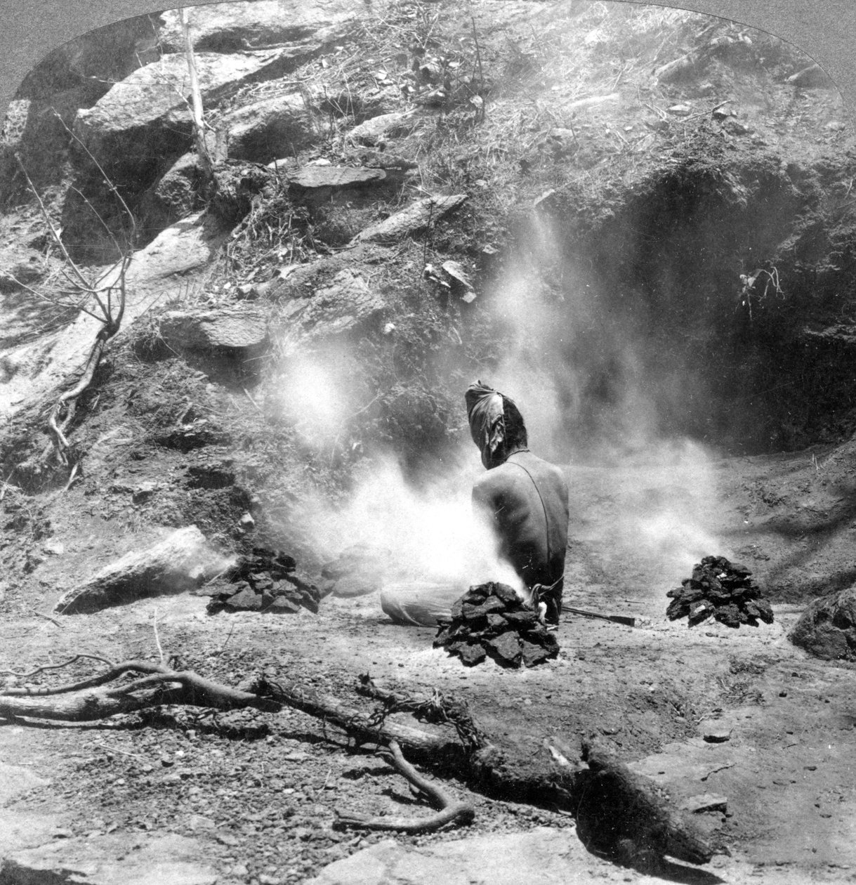 Um eremita que faz penence em Gem Lake, Mount Abu, Índia, 1903. de Underwood and Underwood