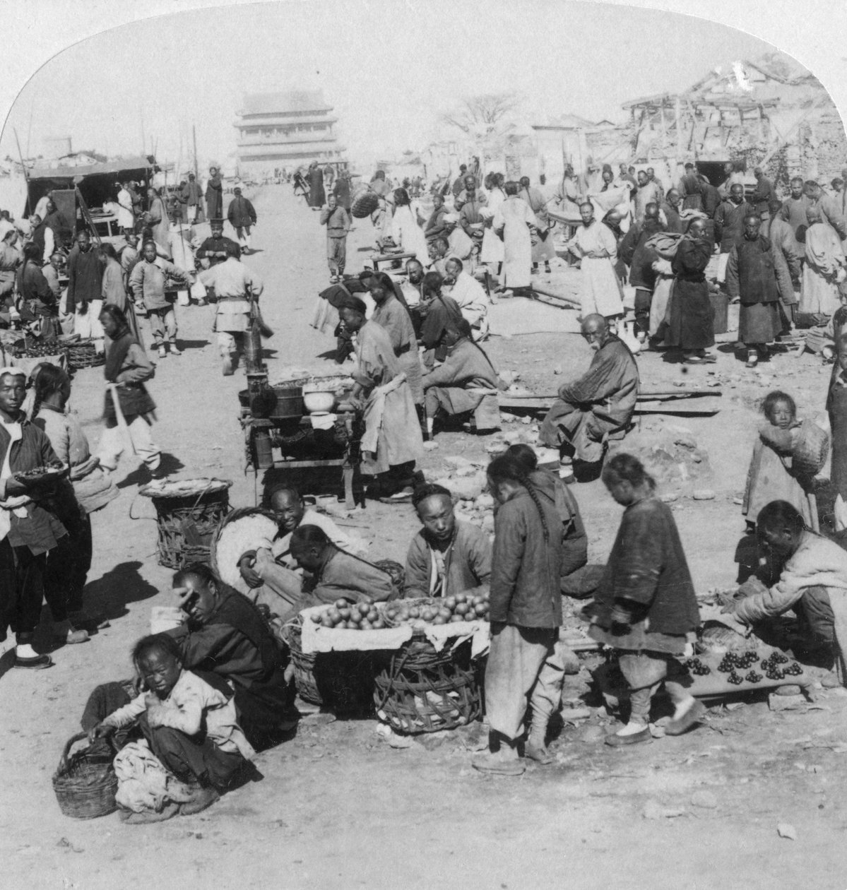 Um mercado na cidade do norte do tártaro, olhando para Drum Tower, Pequim, China, 1901 de Underwood and Underwood