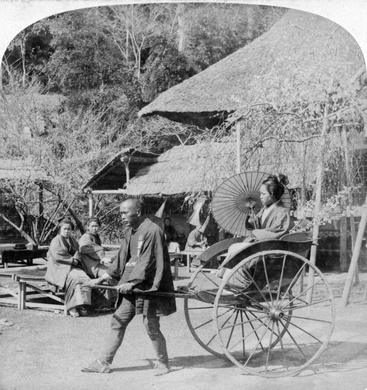 Um passeio matinal em um riquexó jinrikisha, Sugita, Japão, 1896. de Underwood and Underwood