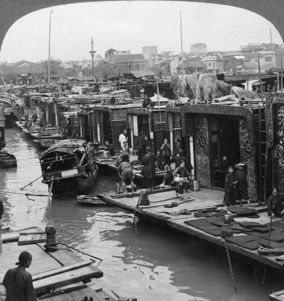 Uma rua de barcos de flores, Cantão, China, 1900. de Underwood and Underwood