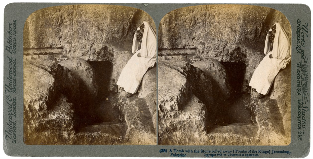 Uma tumba com a pedra da entrada rolada, Jerusalém, 1901 de Underwood and Underwood