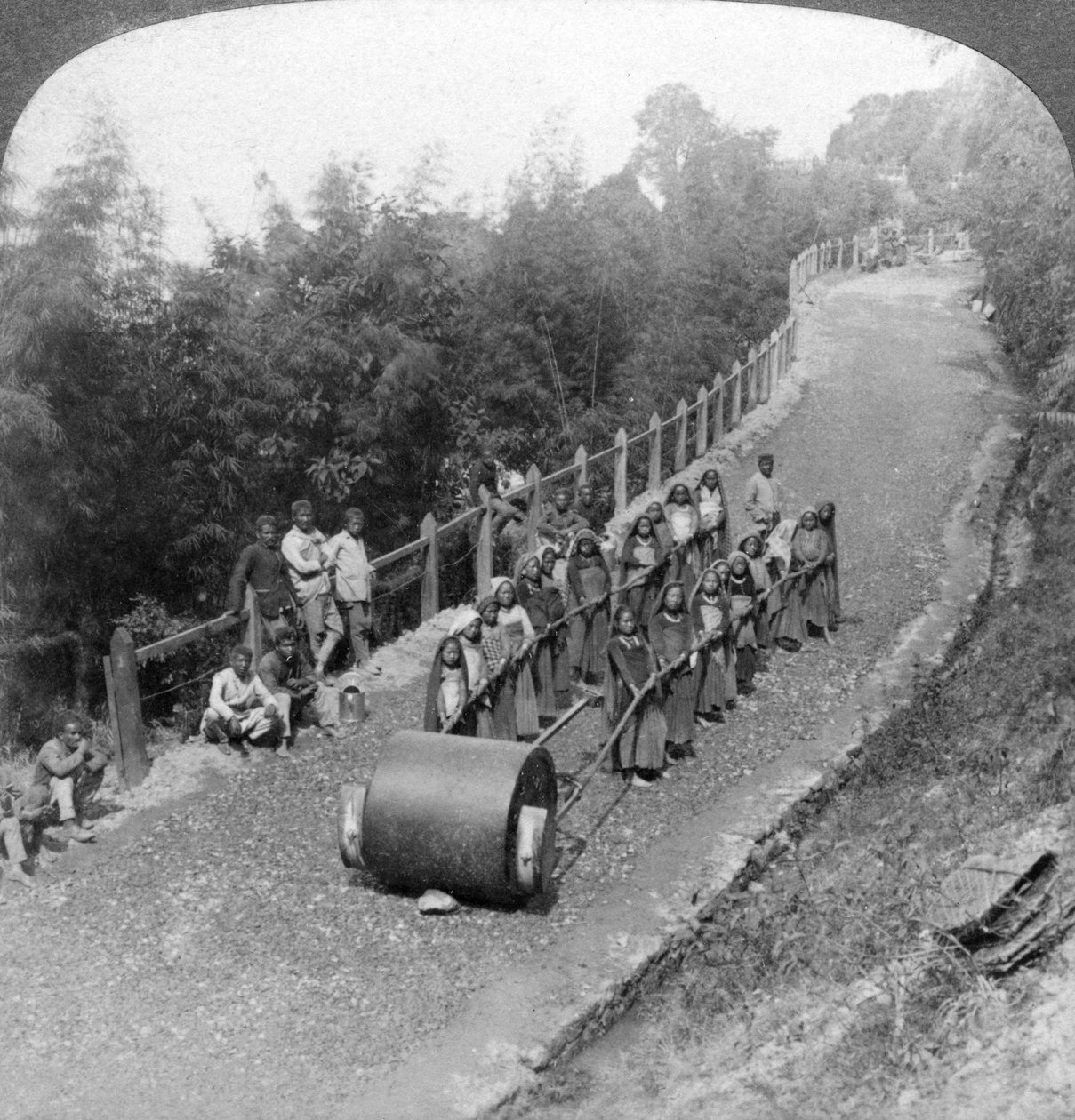 Uma equipe de trabalho feminina na estrada de Darjeeling, Índia, 1903. de Underwood and Underwood