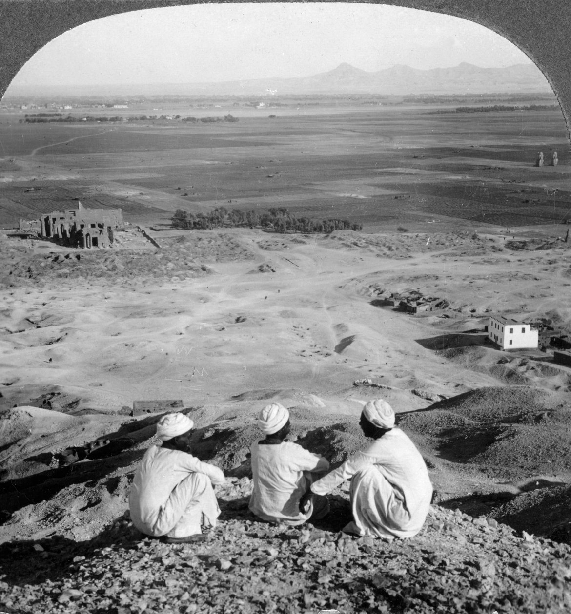 Do outro lado da planície de Tebas e além das estátuas de Memnon dos penhascos, Egito, 1905. de Underwood and Underwood