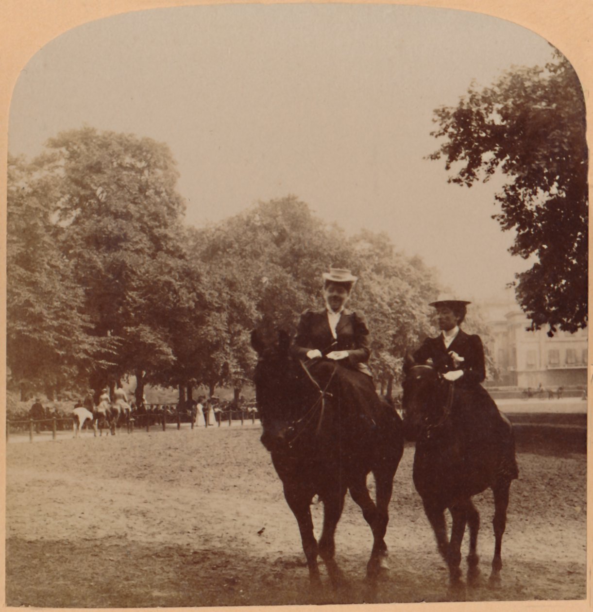 Um passeio de madrugada, Rotten Row, Hyde Park, Londres, Inglaterra, 1896. de Underwood and Underwood