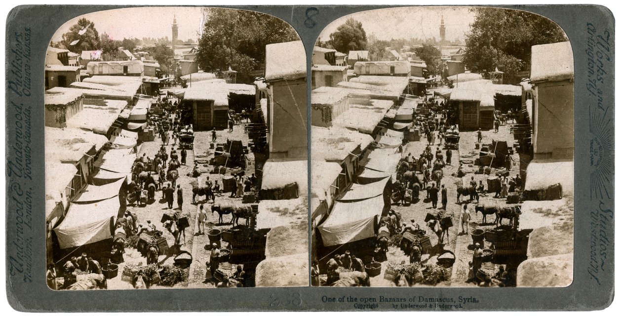 Um bazar aberto em Damasco, Síria, em 1900. de Underwood and Underwood