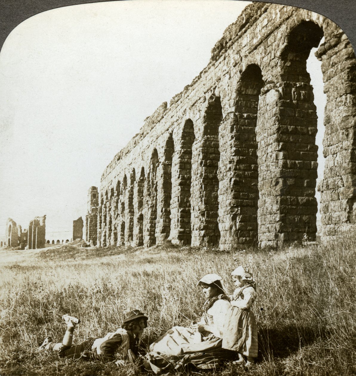Aqueduto de Cláudio e Campagna, Roma, Itália. de Underwood and Underwood
