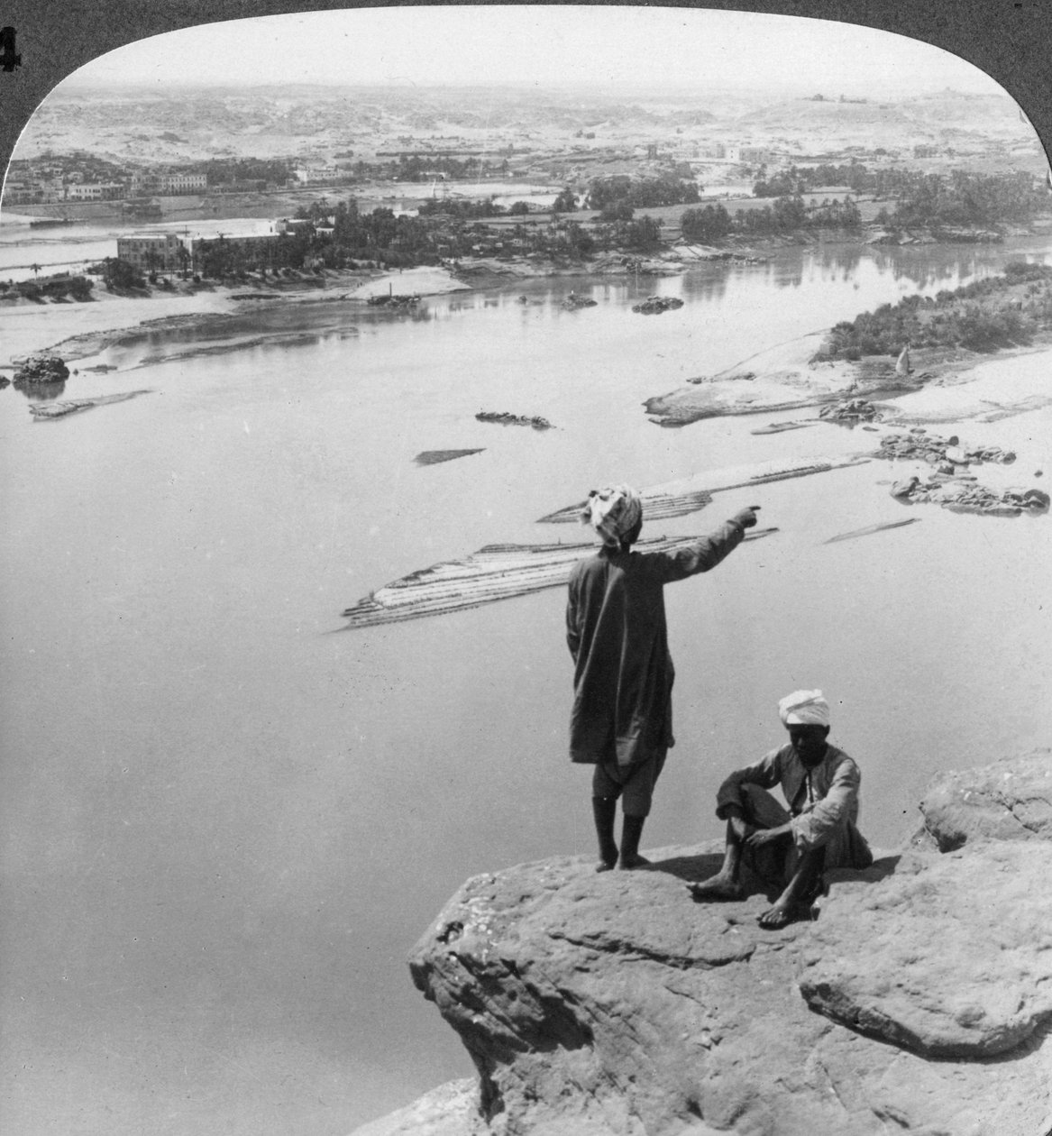 Aswan e a ilha de Elephantine, vista dos penhascos ocidentais, Egito, 1905. de Underwood and Underwood