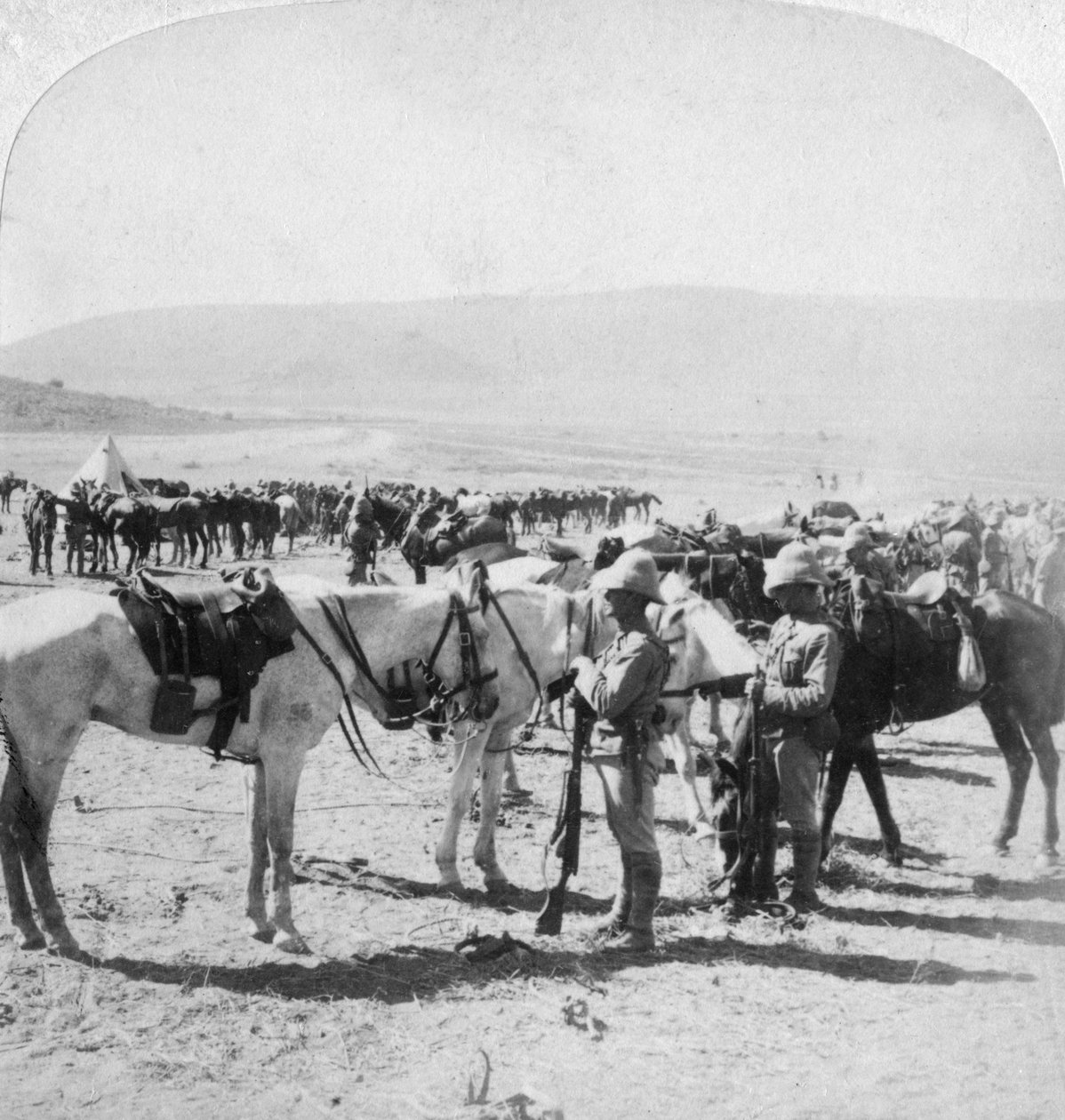 Rifles montados australianos após uma escaramuça no rio Modder, África do Sul, 12 de janeiro de 1900. de Underwood and Underwood