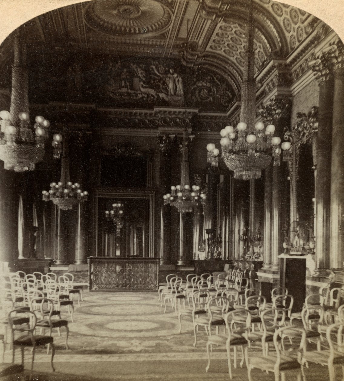 Salão de festas, Palácio de Buckingham, Londres. de Underwood and Underwood