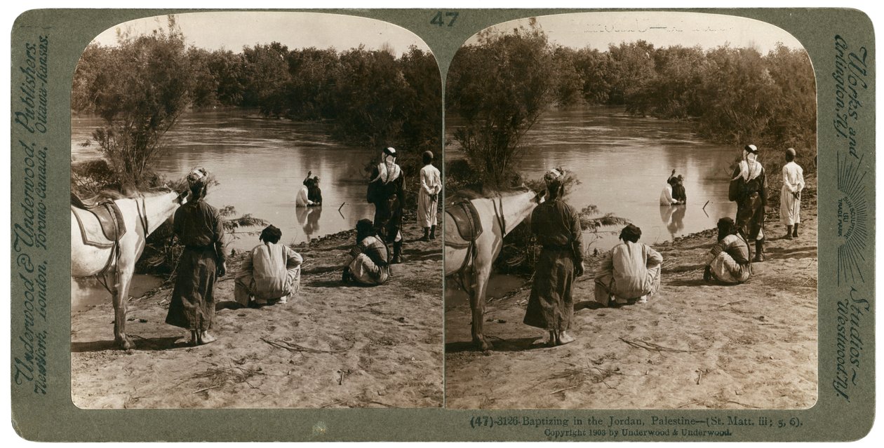 Batizando no rio Jordão, Palestina, 1903. de Underwood and Underwood