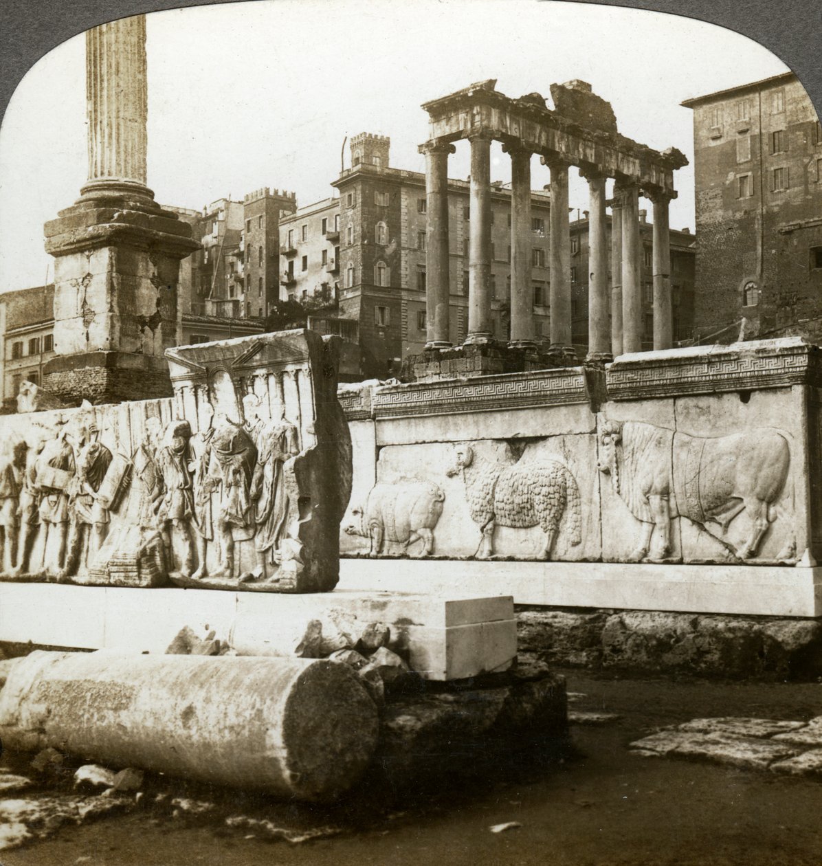 Baixo-relevos de Trajano e Coluna de Focas no Fórum, Roma, Itália. de Underwood and Underwood