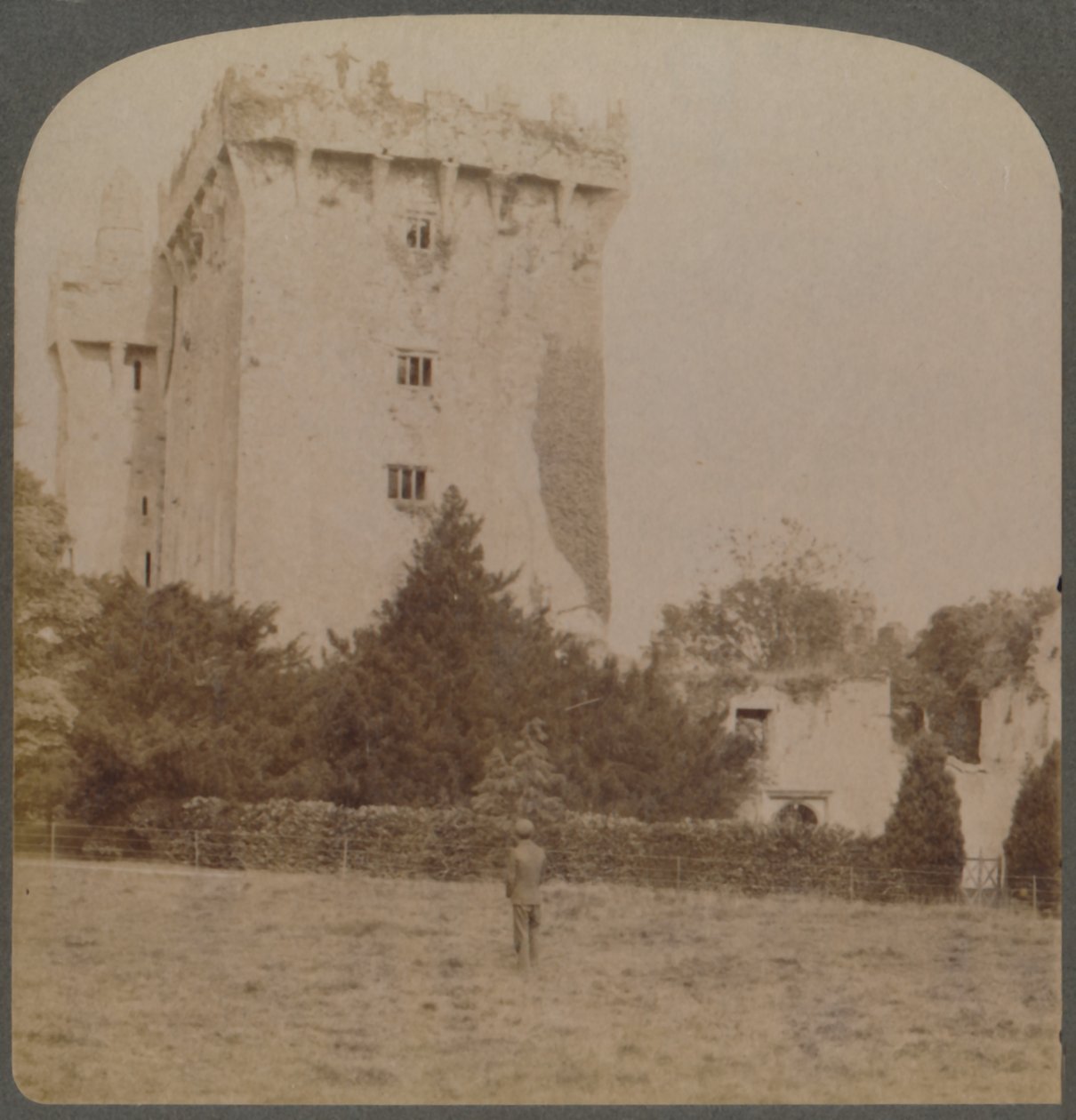 Castelo de Blarney, o santuário da sagacidade irlandesa - perto de Cork, Irlanda, 1901. de Underwood and Underwood