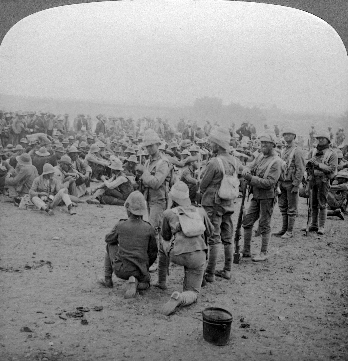 Prisioneiros bôeres que descansam na estrada de Paardeberg ao rio Modder, África do Sul, 1900-1902. de Underwood and Underwood