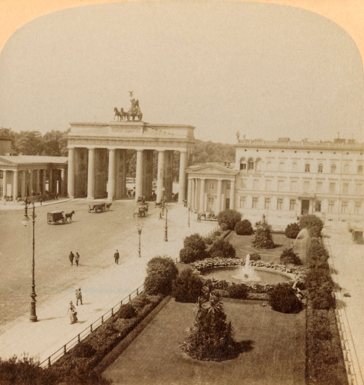 Portão de Brandemburgo, Unter den Linden, Berlim, Alemanha, 1894. de Underwood and Underwood