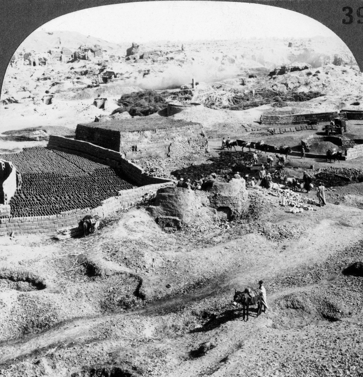 Fabricação de tijolos, Egito, 1905. de Underwood and Underwood