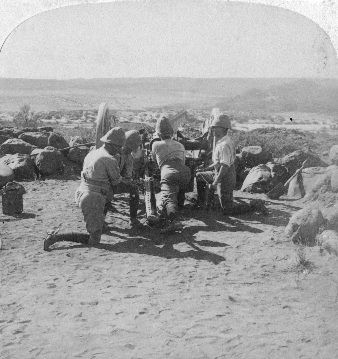 Artilharia britânica em ação, África do Sul, 2ª Guerra dos Bôeres, 6 de fevereiro de 1900 de Underwood and Underwood