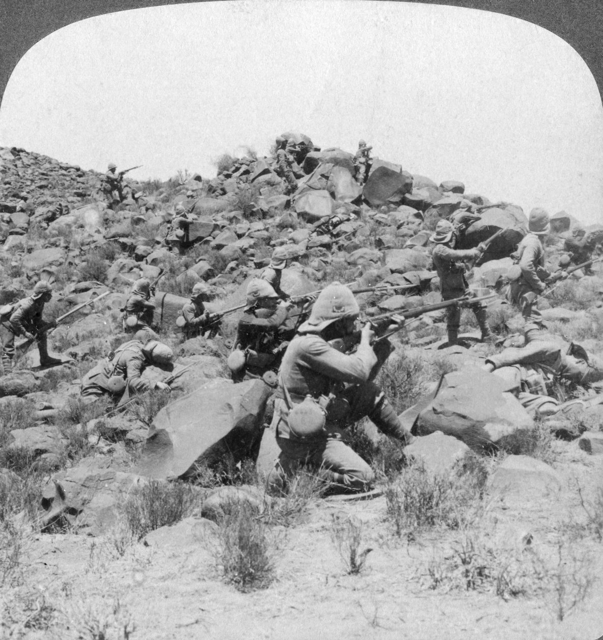 Soldados britânicos em ação, África do Sul, Guerra dos Bôeres, 1901 de Underwood and Underwood