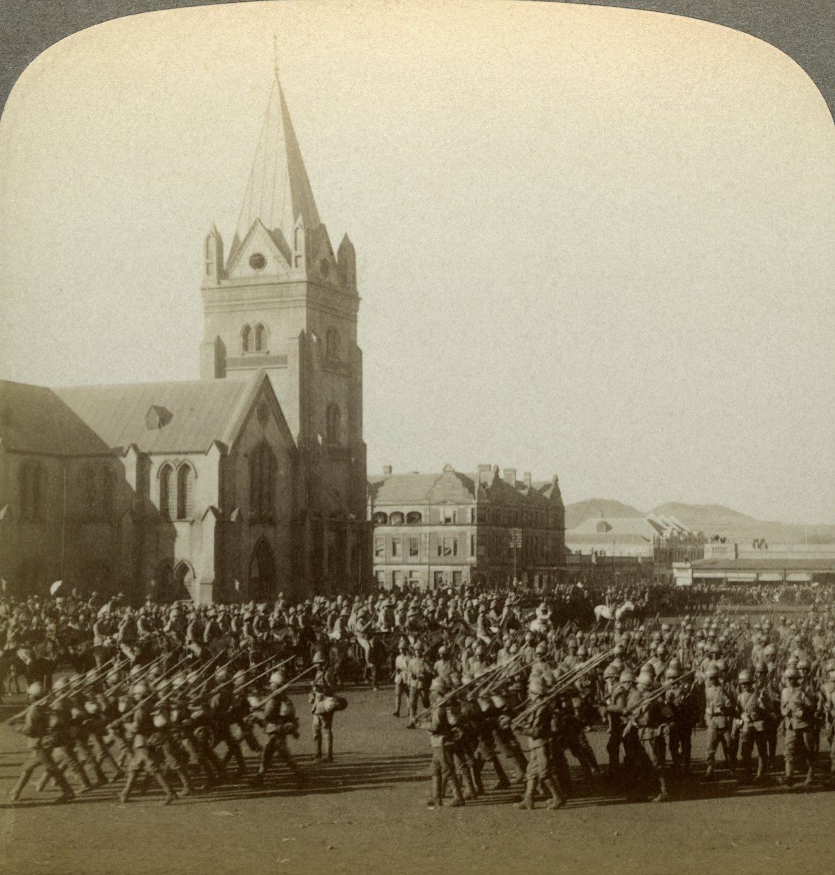 Soldados britânicos revisados por Lord Roberts, Public Square, Pretória, África do Sul, Boer War, 1900. de Underwood and Underwood