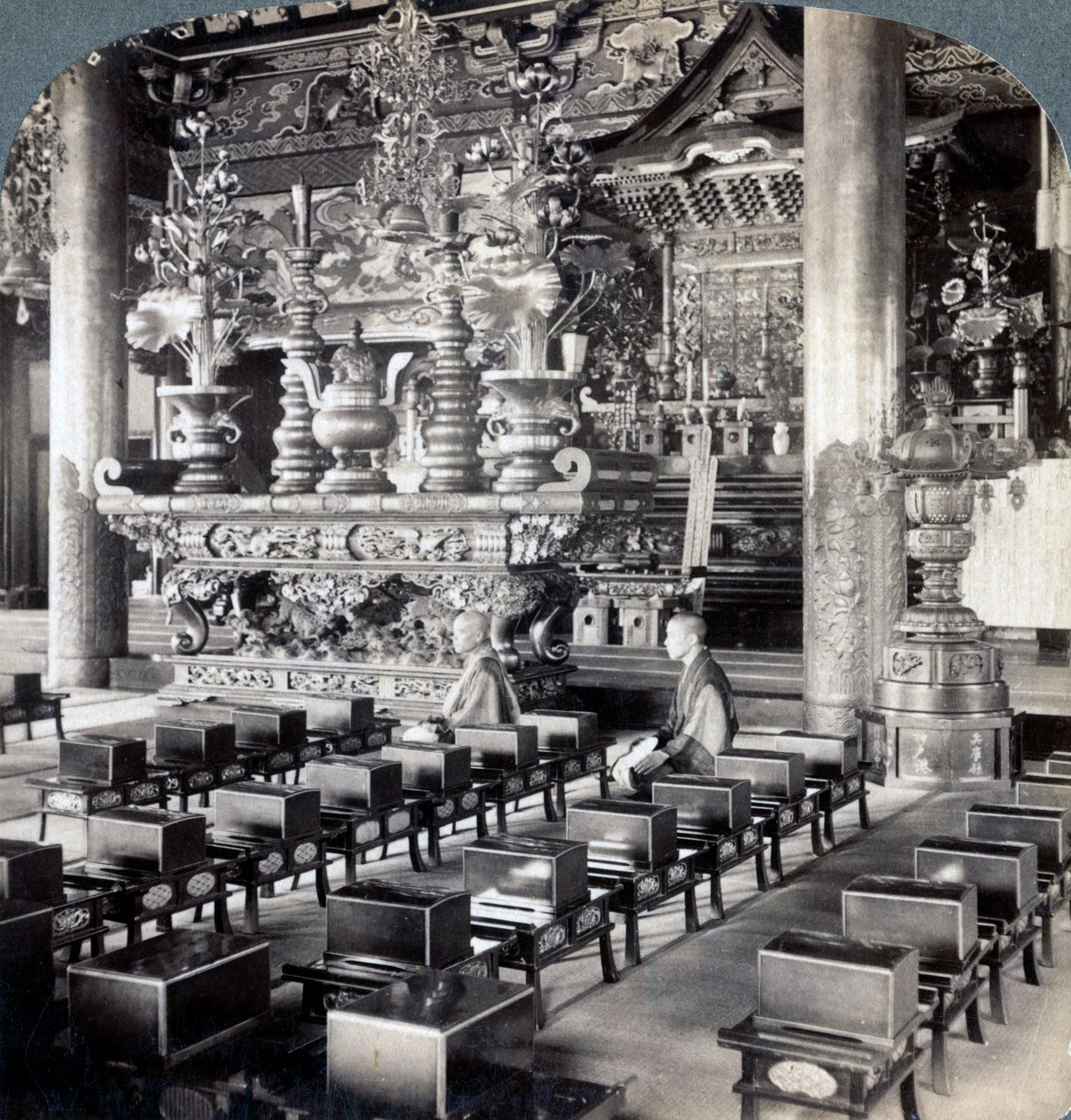 Padres budistas no templo de Ikegami, Omori, Japão, 1904. de Underwood and Underwood