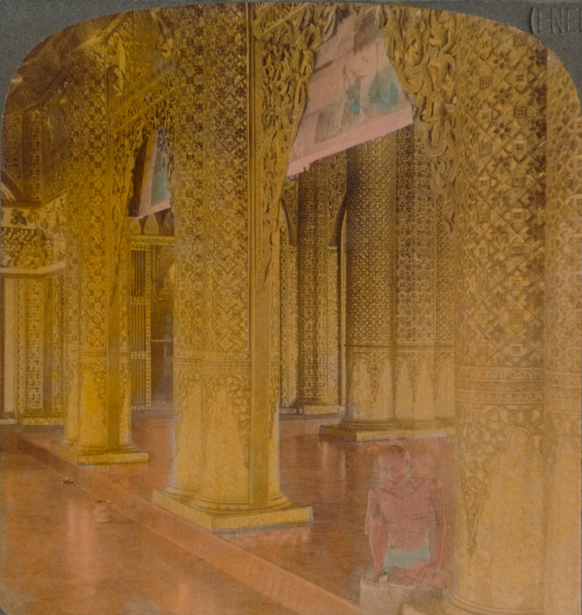 Interior do templo budista com decorações caras em ouro e cores, Moulmein, Birmânia, 1907. Artistas: Elmer Underwood, Bert Elias Underwood. de Underwood and Underwood