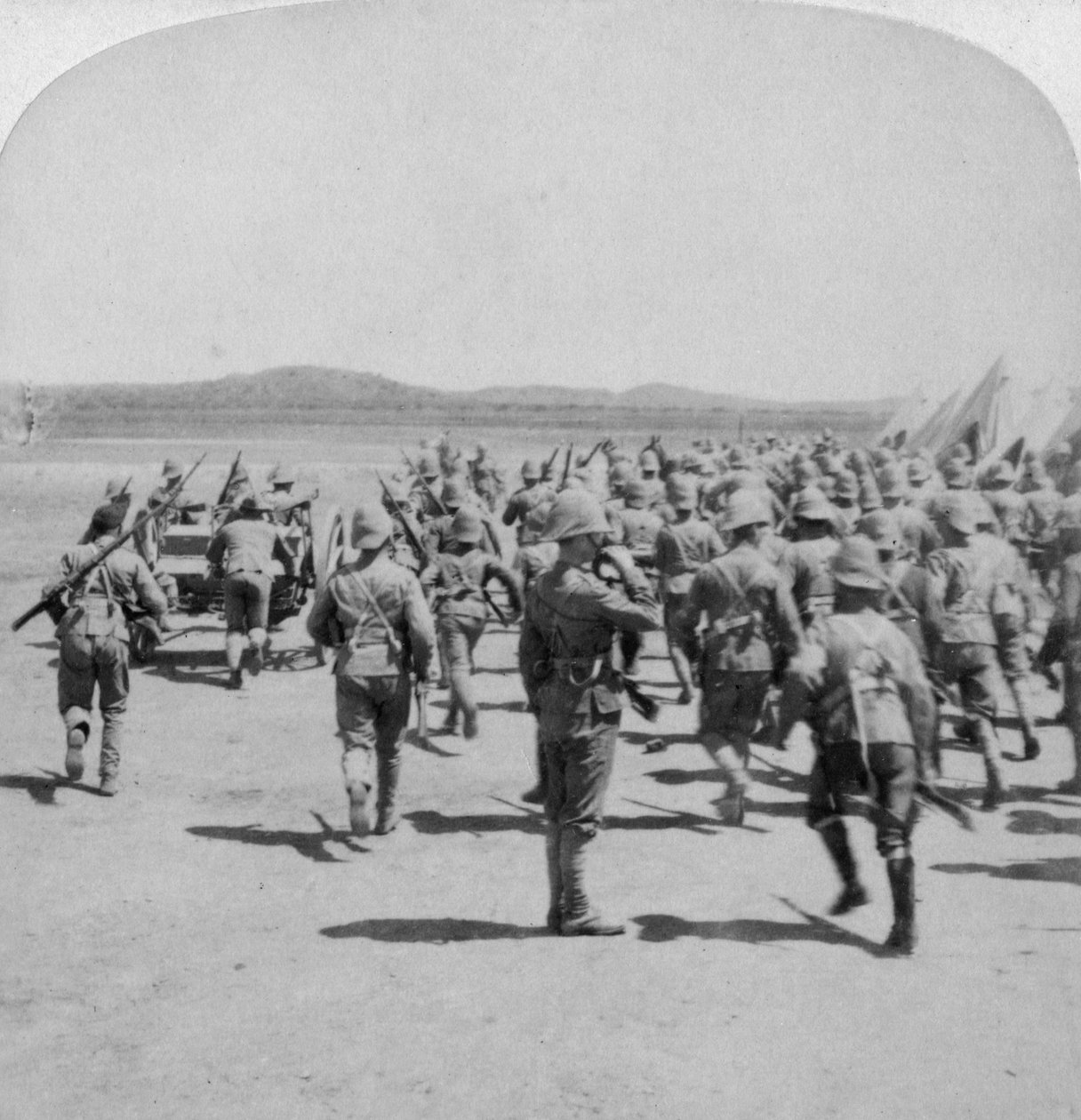 Alarme de acampamento em Honey Nest Kloof, África do Sul, 1900. de Underwood and Underwood