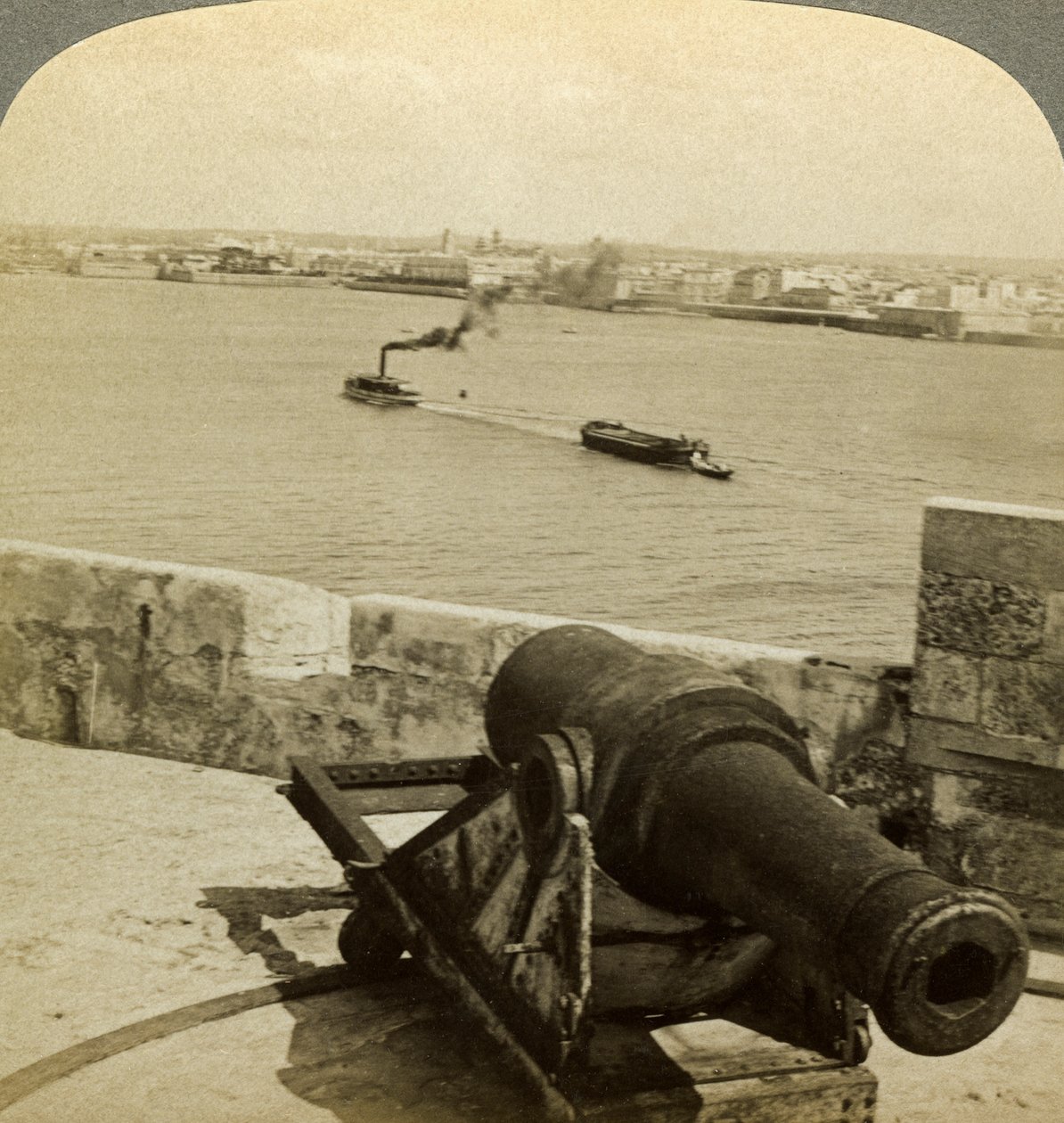 Canhão, Castelo Morro, Havana, Cuba. de Underwood and Underwood