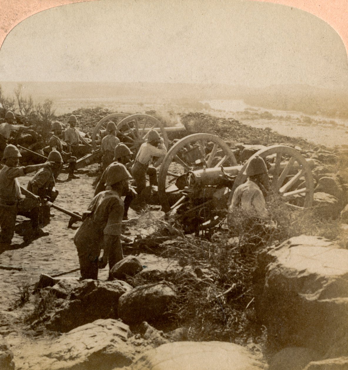Artilharia de Cape Garrison esquentando os bôeres do outro lado do rio Modder, África do Sul, 1900 de Underwood and Underwood