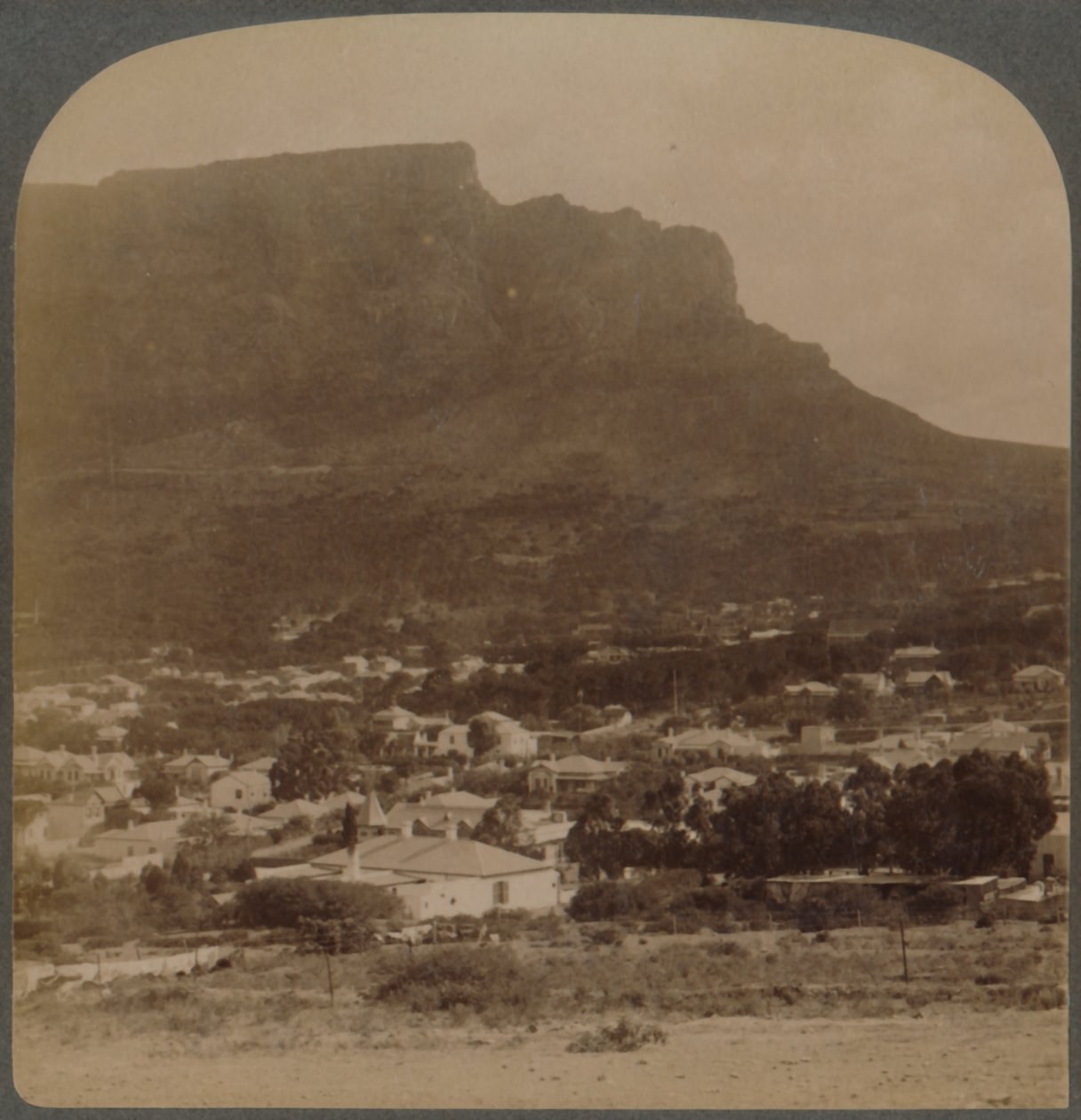 Cape Town e Table Mountain, a oeste do pé de Signal Hill, África do Sul, 1902. de Underwood and Underwood