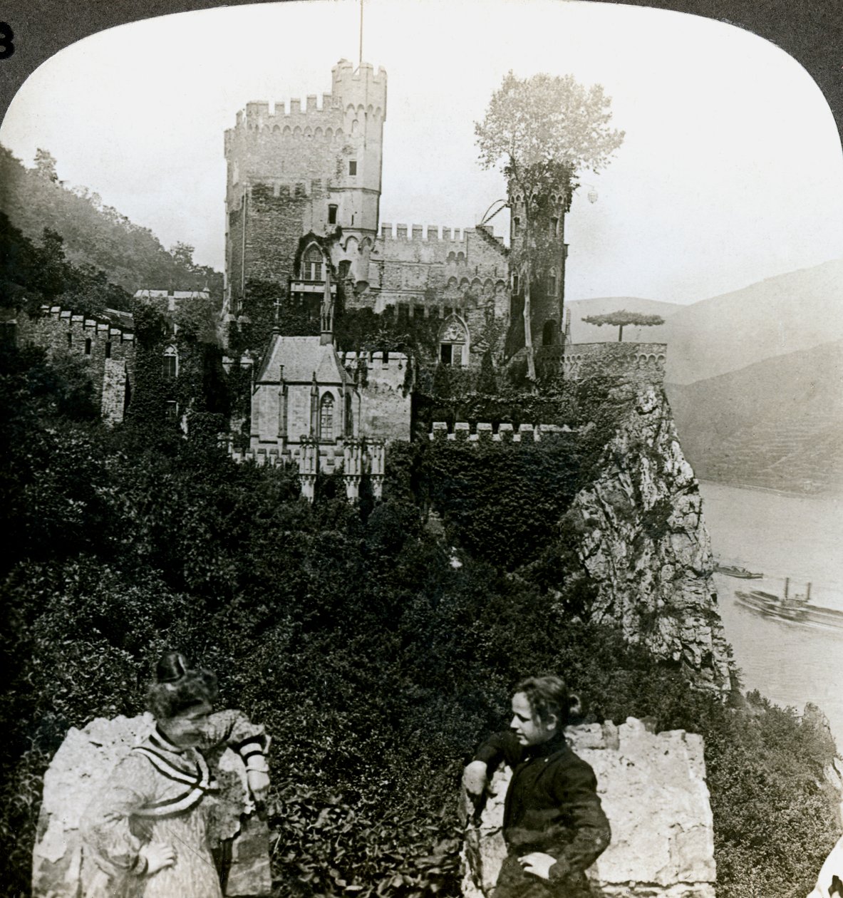 Castelo Rheinstein, perto de Bingen, Alemanha. de Underwood and Underwood
