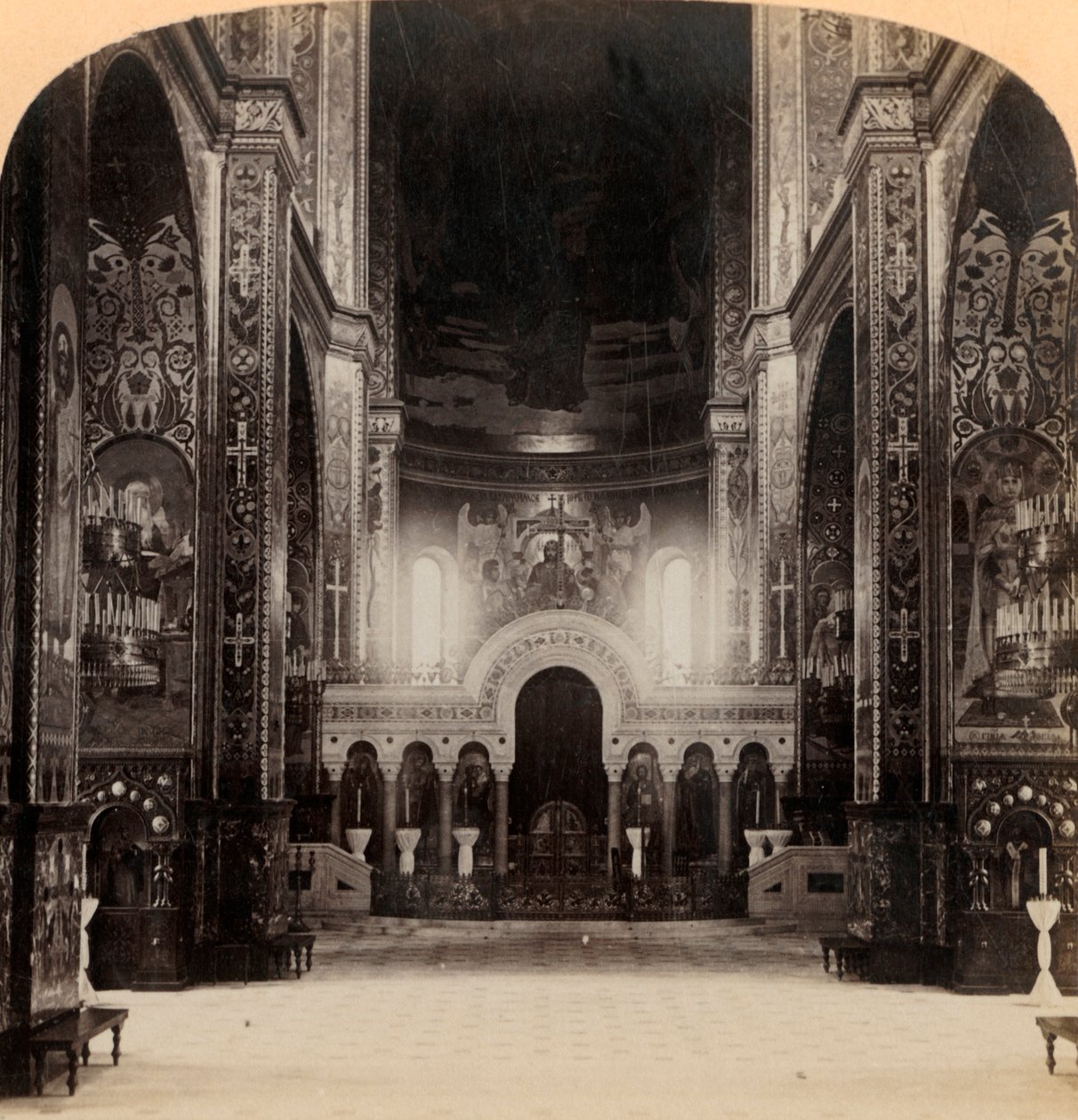 Corredor central da Catedral de Vladimir, Kief - a igreja mais bonita da Rússia, 1898. de Underwood and Underwood