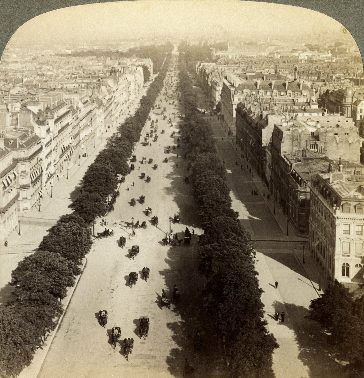 Champs-Elysees do Arco do Triunfo, Paris, França, século XIX. de Underwood and Underwood