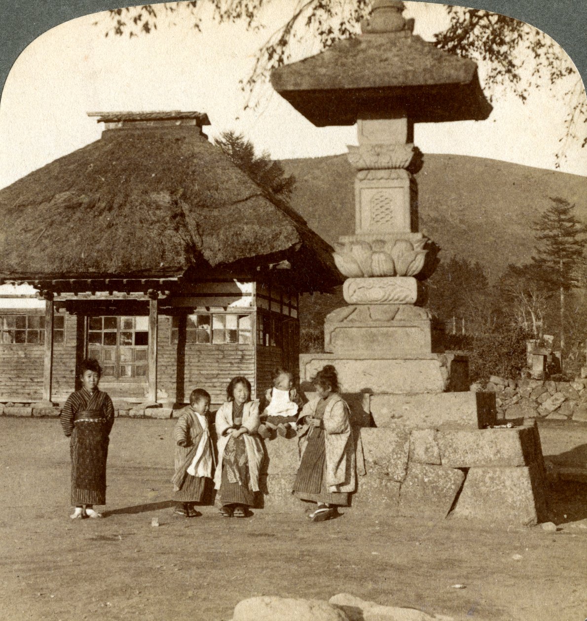 Crianças no recreio de uma escola da aldeia, Japão, 1904 de Underwood and Underwood