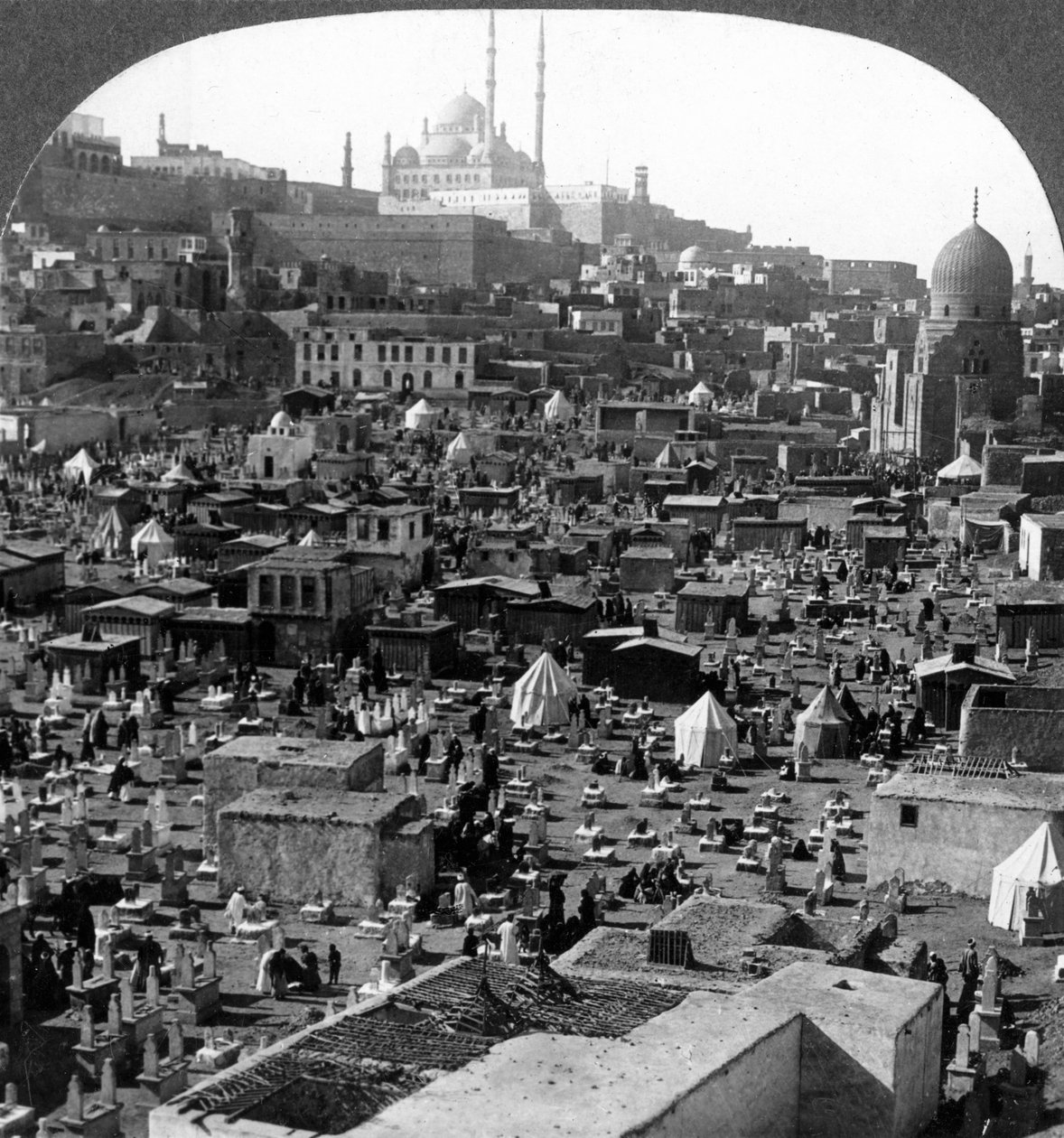 Citadel e Mohammed Ali Mosque além do cemitério de Bab-el-Wezir, Cairo, Egito, 1905. de Underwood and Underwood