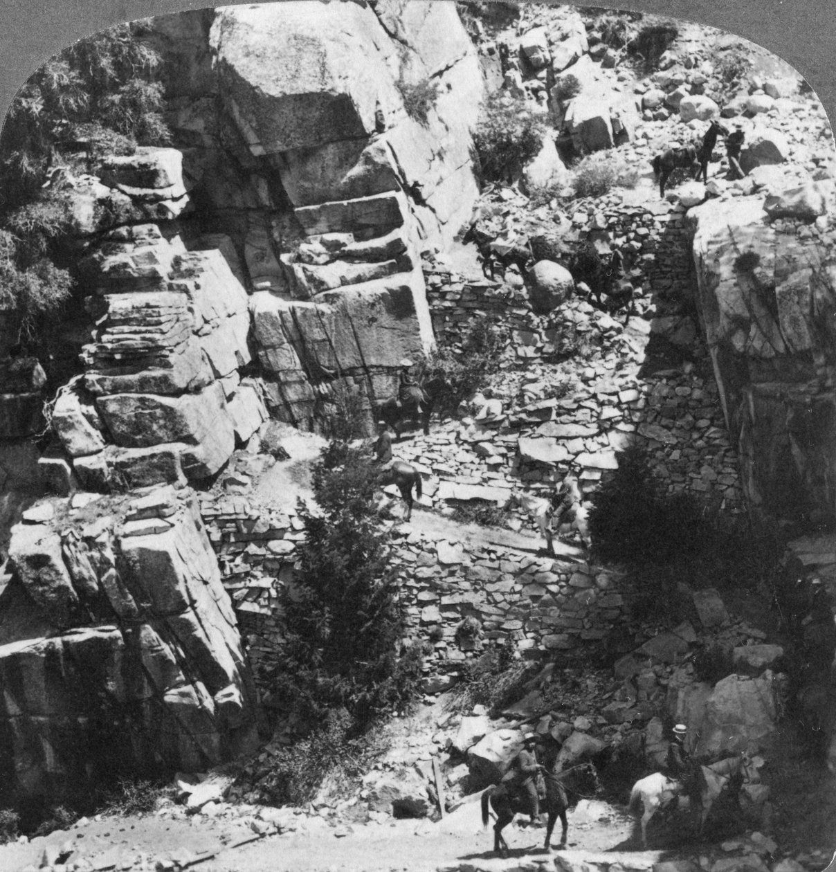 Subindo a íngreme trilha em zig-zag no extremo leste do vale de Yosemite, Califórnia, EUA, 1902 de Underwood and Underwood