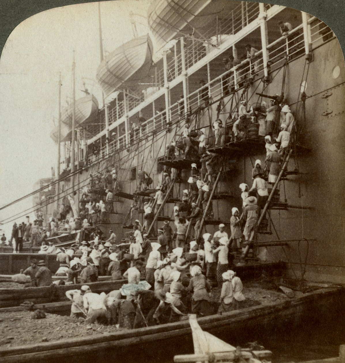 Carvão do correio do Pacífico SS Sibéria, na estação naval fortificada de Nagasaki, Japão, 1904 de Underwood and Underwood