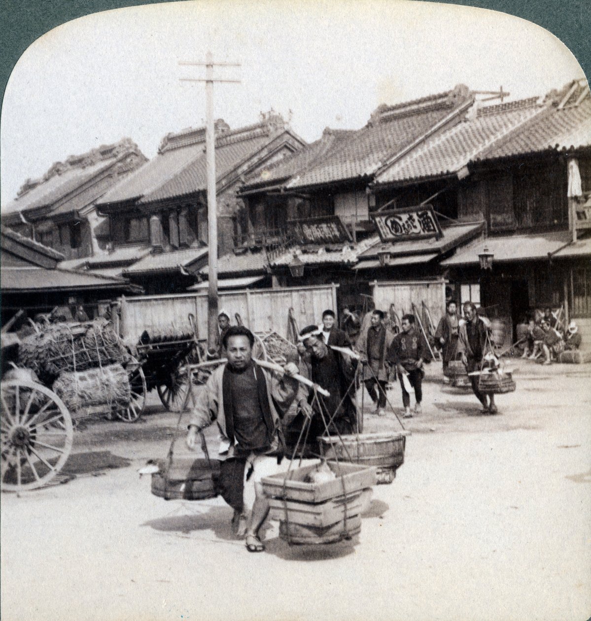 Coolies, cena de rua em Tóquio, 1896 de Underwood and Underwood