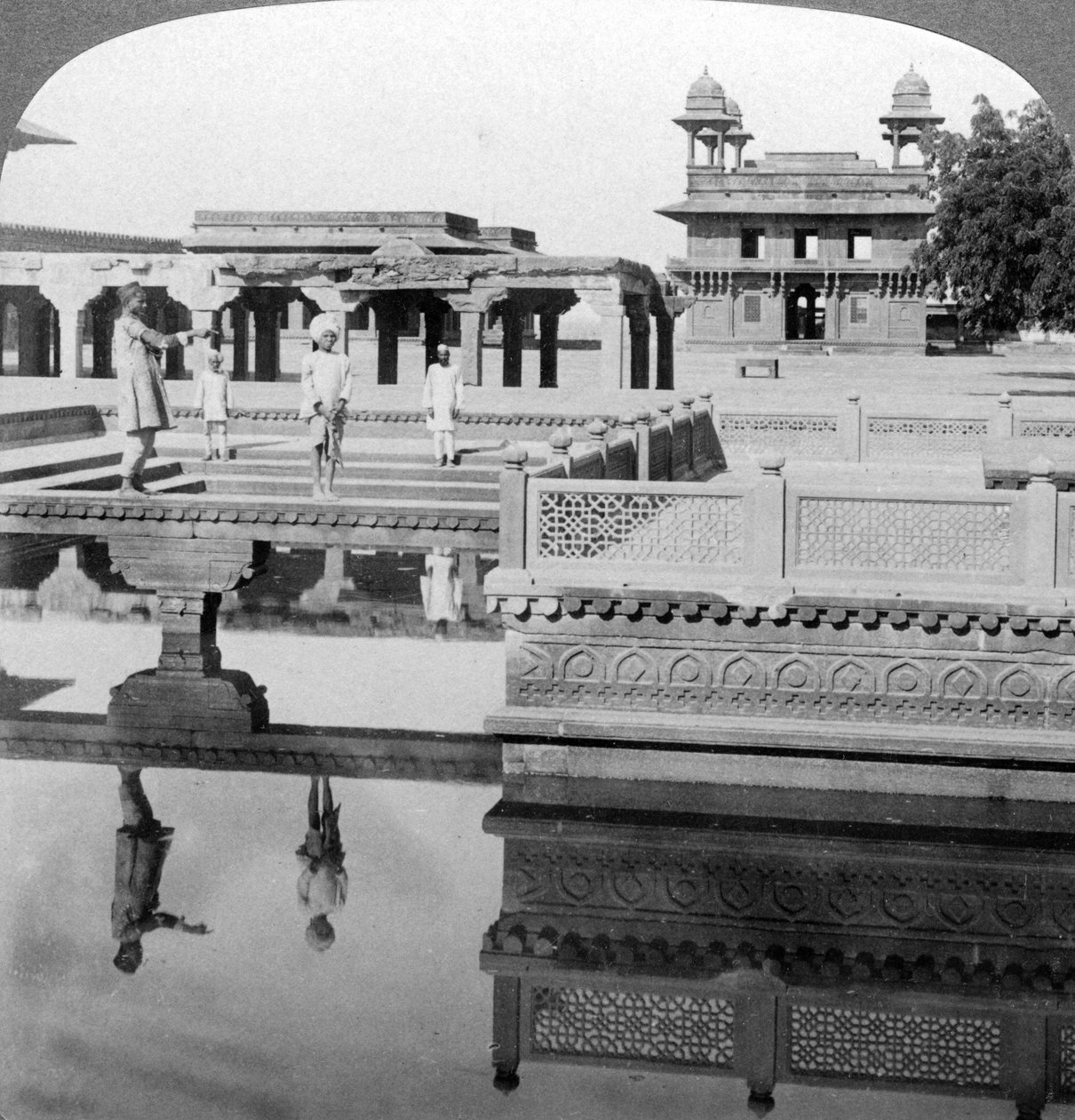 Corte do palácio dos imperadores imperiais, Fatehpur Sikri, Índia, 1904. de Underwood and Underwood