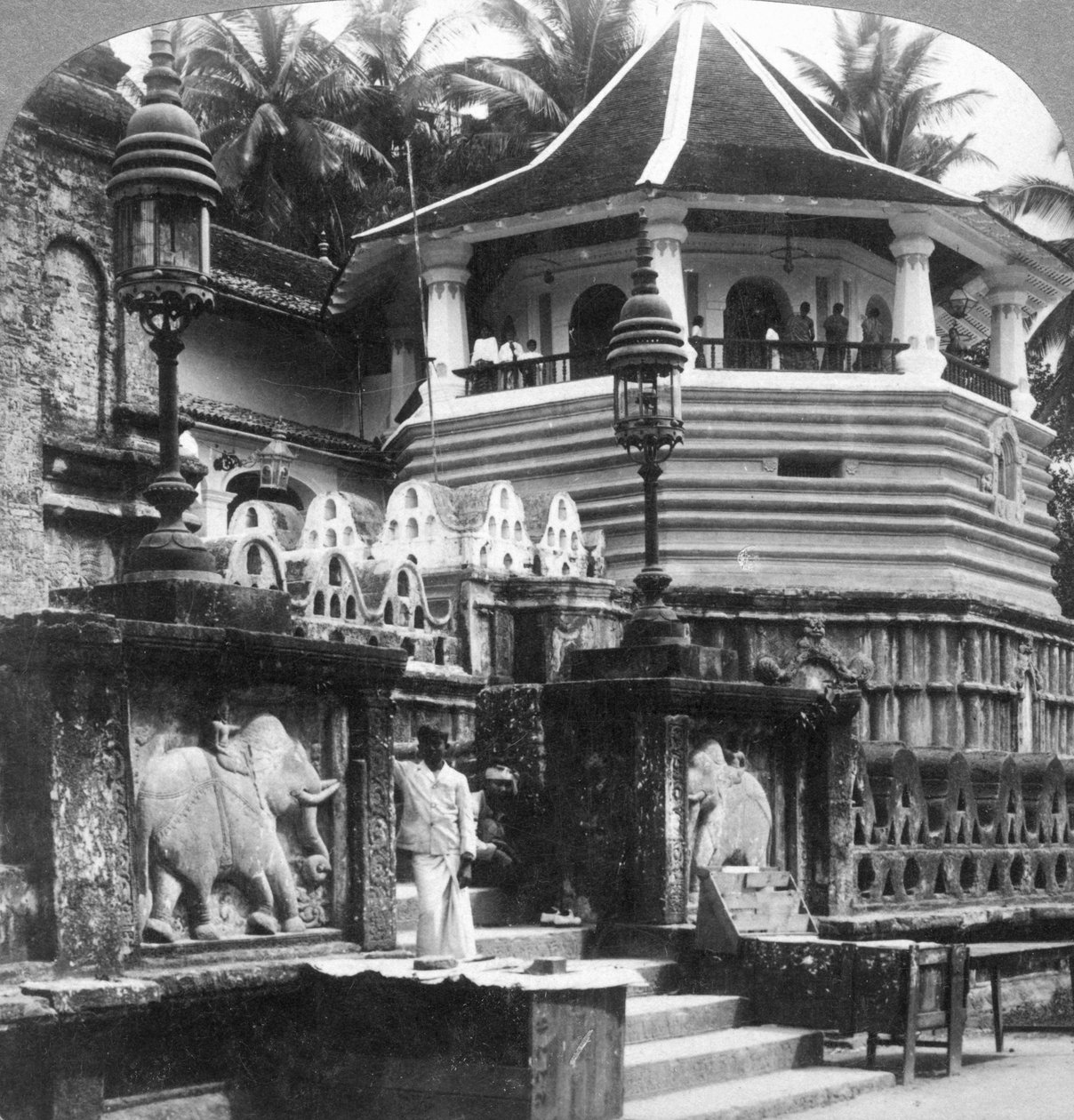 Dalada Maligawa, Palácio do dente de Budas, Kandy, Sri Lanka, 1902. de Underwood and Underwood