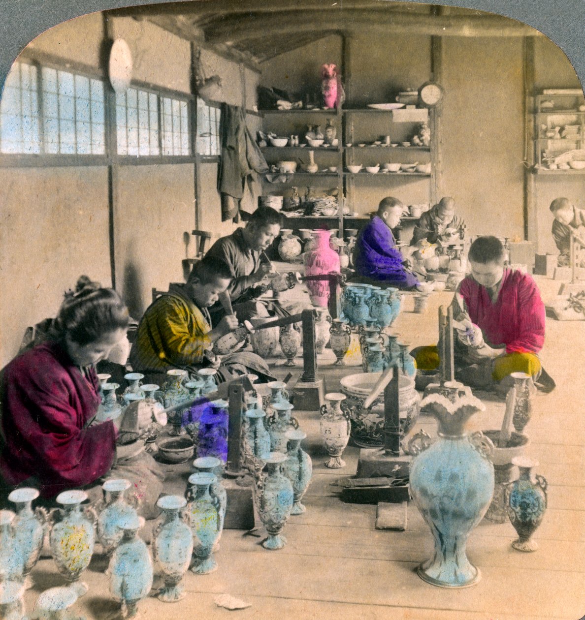 Decorando artigos de porcelana Awata nas famosas obras de Kinkosan, Kyoto, Japão, 1904 de Underwood and Underwood