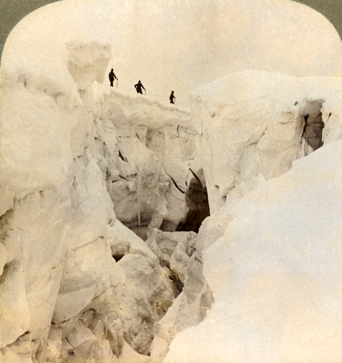 Descida do Monte. Blanc - enormes fendas perto do cume, Alpes, 1901. de Underwood and Underwood