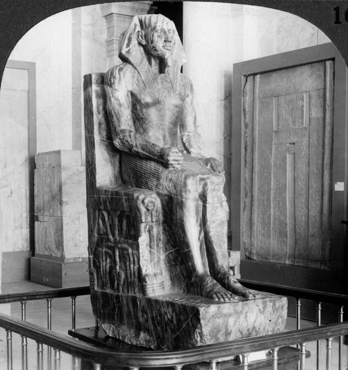 Estátua de Diorite do rei Khafre, construtor da segunda pirâmide de Gizé, Cairo, Egito, 1905. de Underwood and Underwood