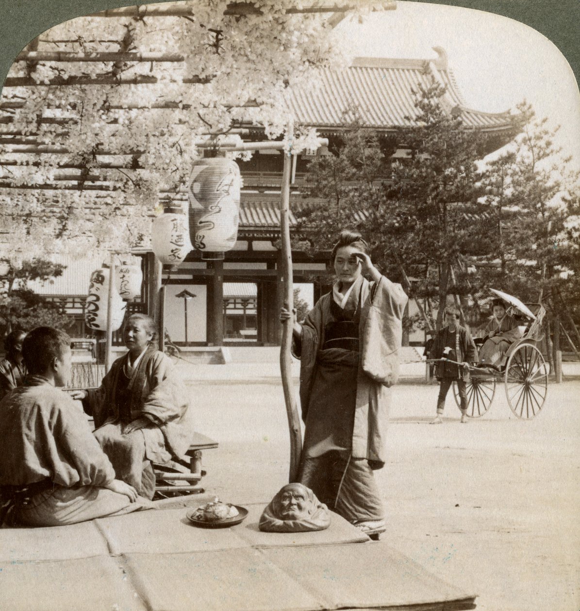 Cachos caídos de glicínias sobre uma varanda de casa de chá, Kyoto, Japão, 1904 de Underwood and Underwood