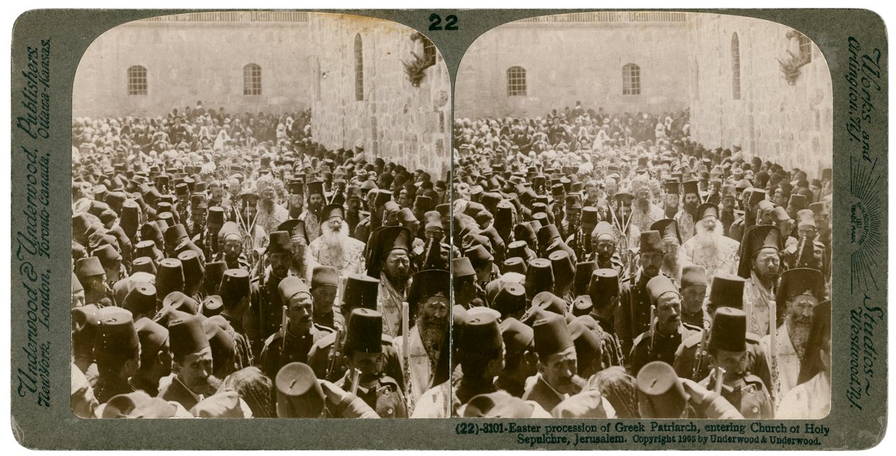 Procissão de Páscoa do Patriarca Grego, entrando na Igreja do Santo Sepulcro, Jerusalém, 1903. de Underwood and Underwood
