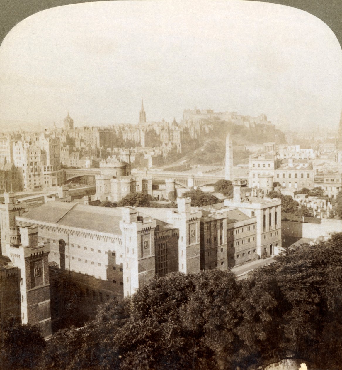 Edimburgo, de Calton Hill, SW até o castelo, sobre o antigo cemitério, Escócia, 1902. de Underwood and Underwood