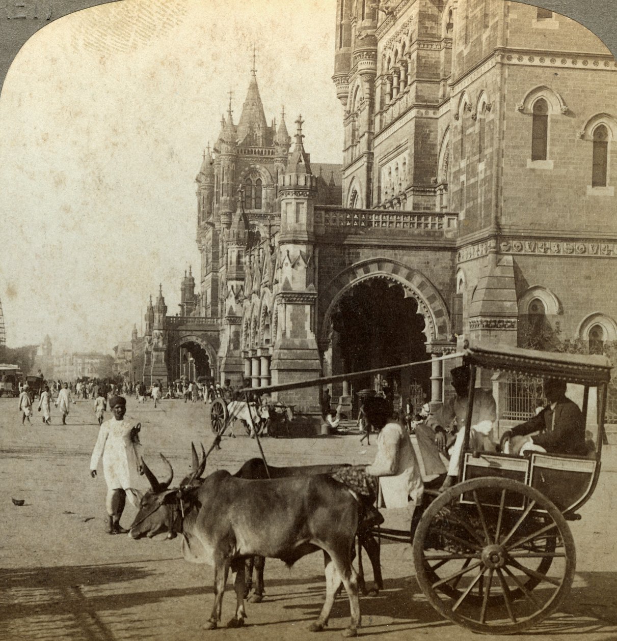 Ekka, fora da Estação Victoria, Bombaim, Índia, c1900s. de Underwood and Underwood
