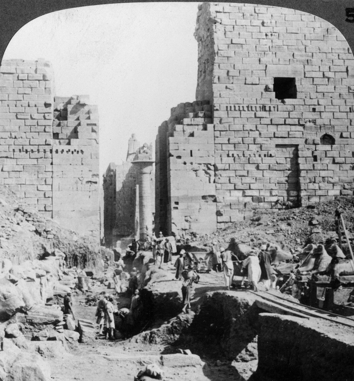 Escavando uma avenida para o Templo de Karnak, Tebas, Egito, 1905. de Underwood and Underwood
