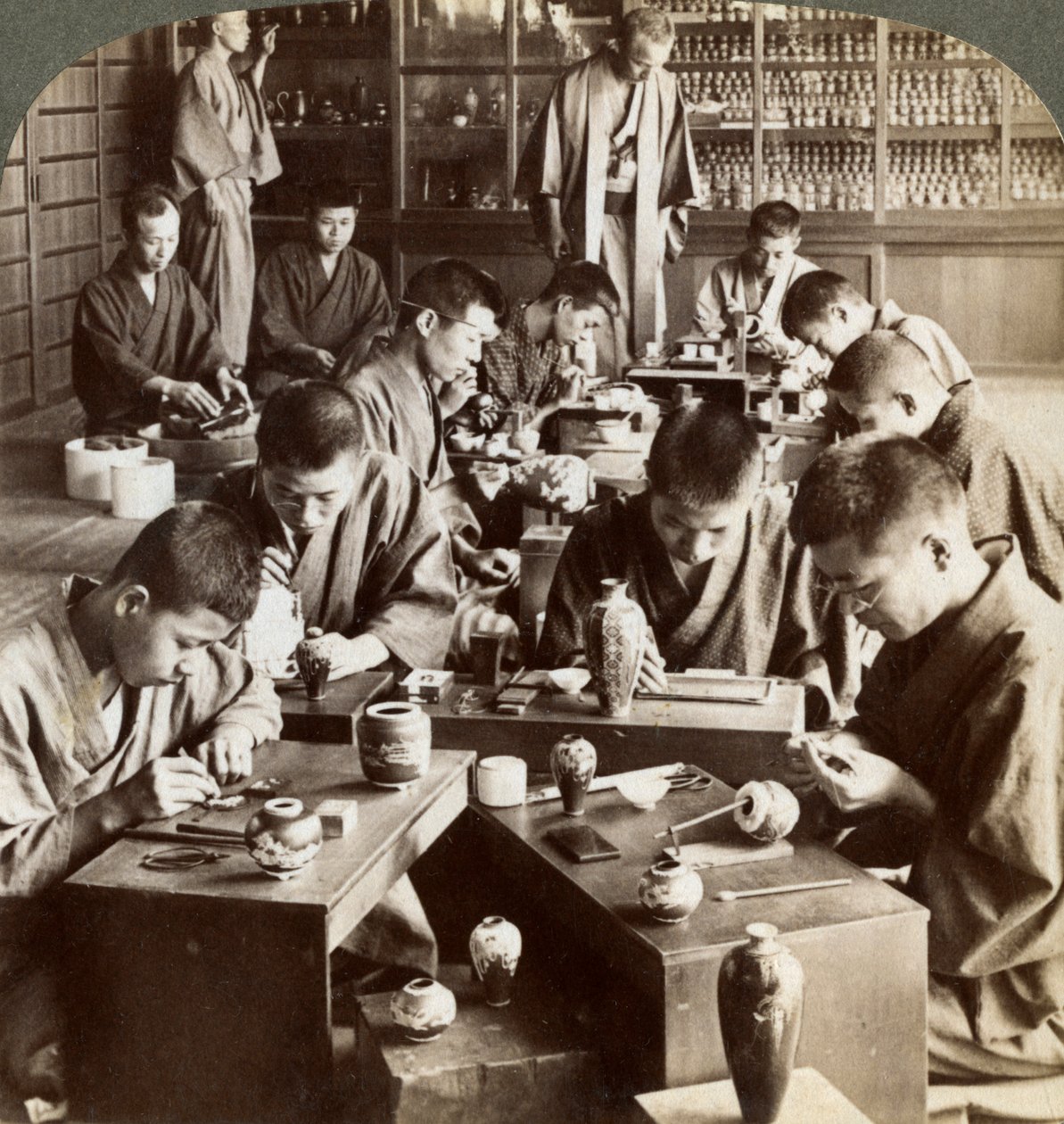 Trabalhadores especializados criando desenhos em cloisonne, Kyoto, Japão, 1904 de Underwood and Underwood